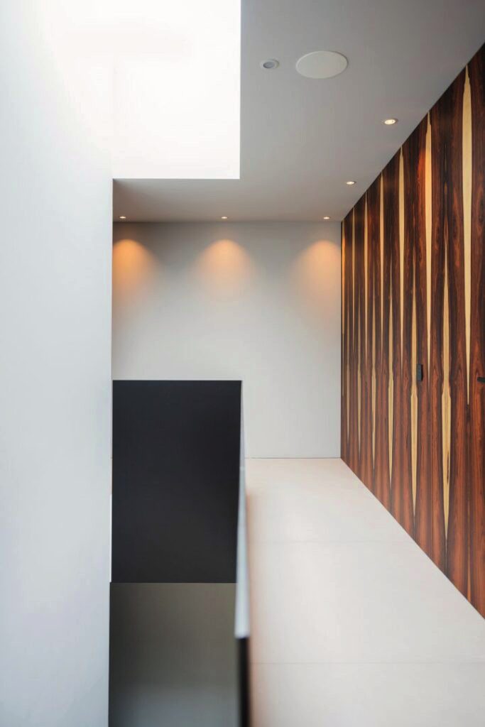 Světlý minimalistický interiér s vestavěným osvětlením
