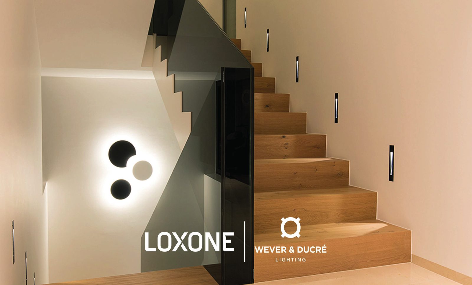 Skleněné dotykové tlačítko Loxone u schodiště